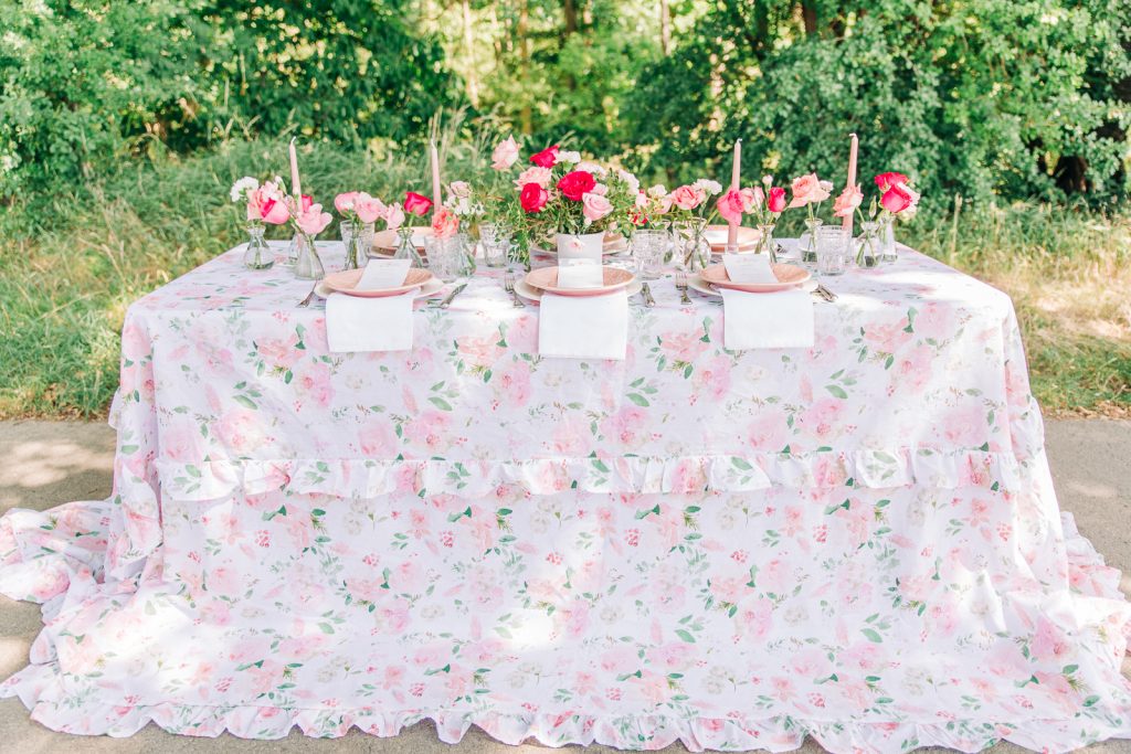 bodenlange Tischdecke mit blumen für Hochzeiten und events mieten 