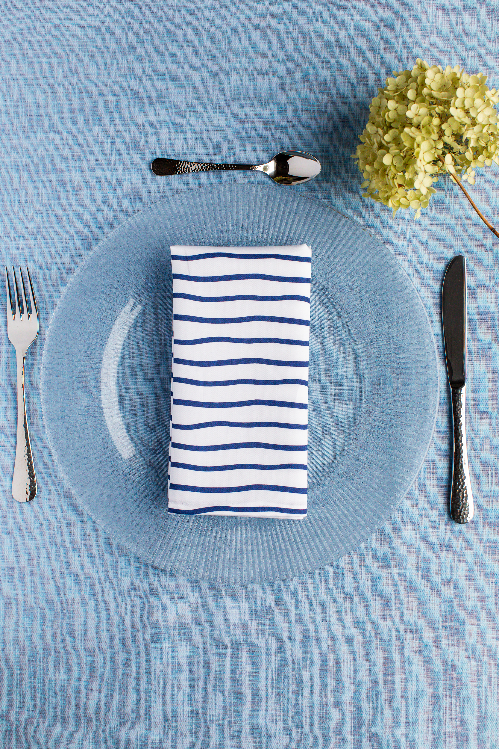 blaue stoffserviette mit streifen mieten