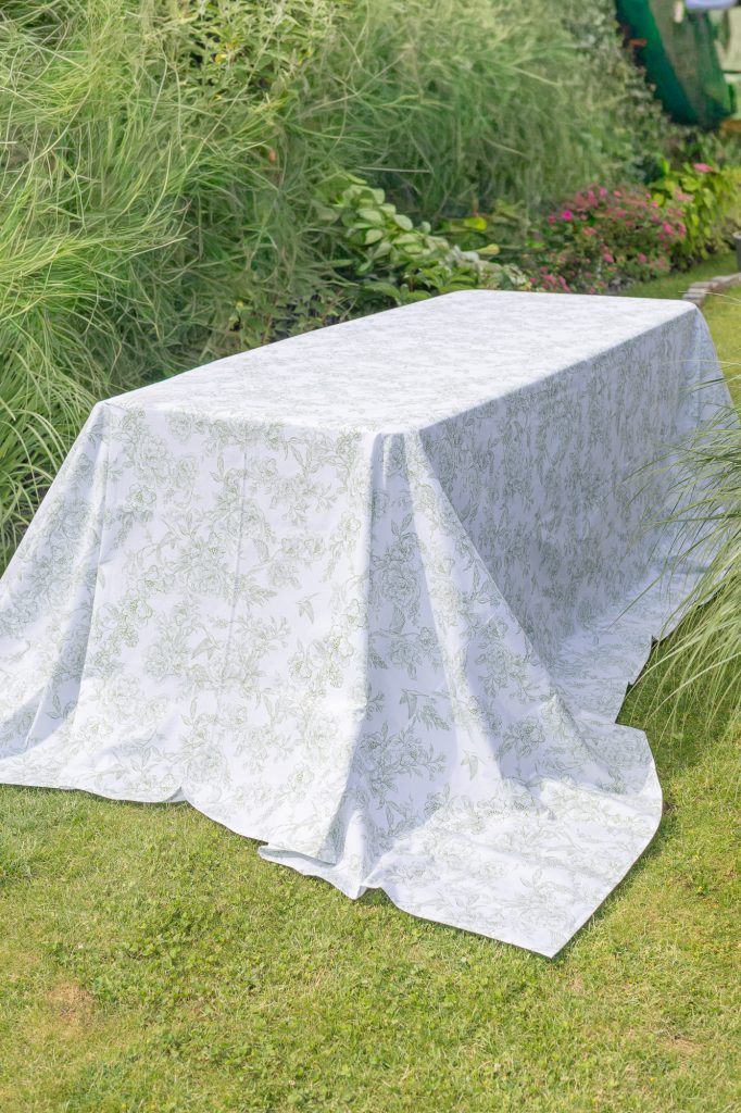 Bodenlange Tischdecke mit Muster mieten