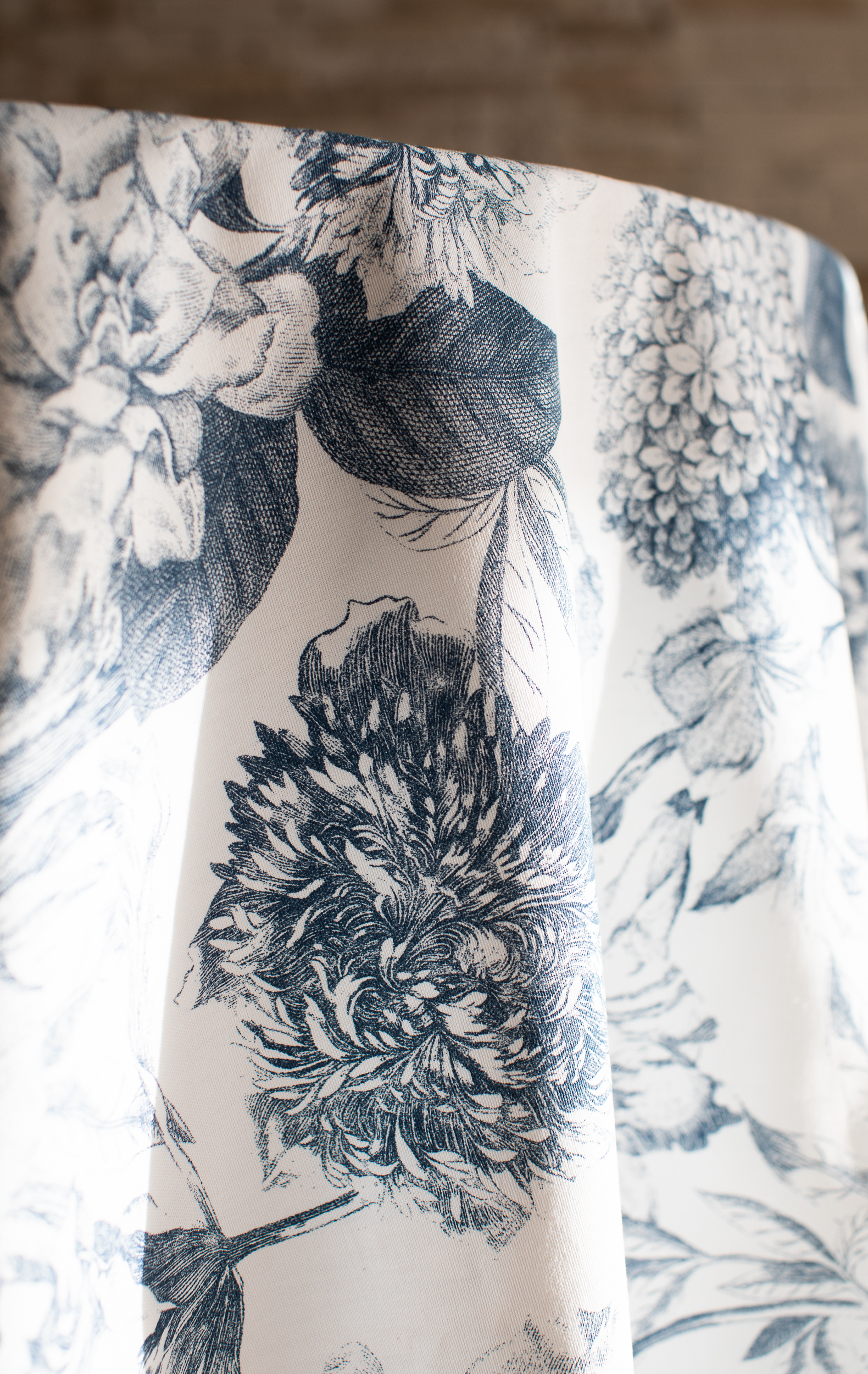 Bodenlange Tischdecken mit Motiv mieten